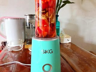 11、冬喝暖饮夏吃冰～健康饮食之烈焰红唇四物汁,倒扣到榨汁机上，拧至严实位置！