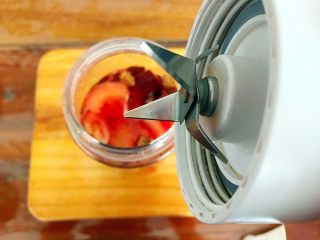 10、冬喝暖饮夏吃冰～健康饮食之烈焰红唇四物汁,盖上料理杯的盖子，拧紧！