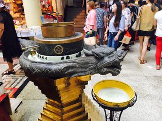 1、天津老味煎饼果子,天津老味煎饼果子又叫绿豆水磨煎饼果子，所以必须有一台绿豆水磨机。