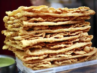 2、天津老味煎饼果子,这是果子，我们又叫果蓖儿。喜欢酥脆口感的就选择果蓖儿。