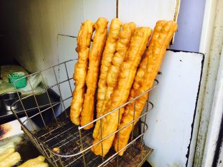 3、天津老味煎饼果子,这也是果子，我们就它油条。油条一尺来长，颜色呈枣红色。