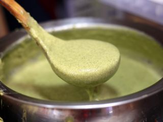 4、天津老味煎饼果子,满满的一盆绿豆面糊放入1小勺盐和1小勺五香粉，搅拌均匀。