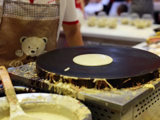 6、天津老味煎饼果子,面糊自然形成了一个圆。