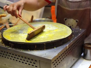 10、天津老味煎饼果子,蛋液被均匀的摊开，黄白相间煞是惹人喜爱。