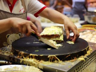 15、天津老味煎饼果子,对折成型（棉被状）