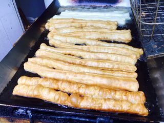 17、天津老味煎饼果子,在天津有好多煎饼果子摊和炸果子的摊是紧挨着的，所以楼群里的煎饼果子好吃的因素也在其中，热煎饼裹上刚出锅的果子，那味道真是叫绝。