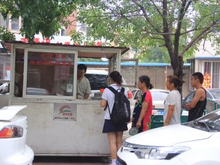 18、天津老味煎饼果子,早晨，上班族在上班的路上会多逗留几分钟买一套煎饼果子带着吃，买煎饼果子得碰运气，有时候排队的人挺多的，有时候赶上前边有人买的多，你就要多侯些时候。