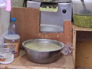 21、天津老味煎饼果子,这是磨好的绿豆面糊，面糊稠稠的，你要想摊得一手薄而圆的煎饼，需要下一番功夫。