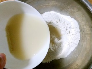 1、龙猫豆沙包,酵母粉用温水冲开，适量加入面粉中，和成白发面。