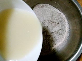 2、龙猫豆沙包,黑米粉和白面粉，按1:2的比例（黑米粉里一定要加白面粉的哦，只用黑米粉和的面散，和不成面团），用冲好的酵母水和成发面。