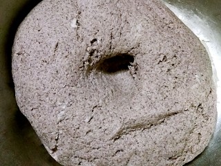 4、龙猫豆沙包,黑米面团醒发至两倍大，可以开始做龙猫了。