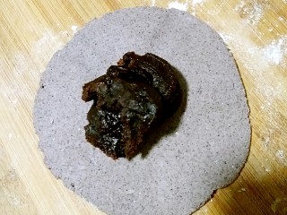 5、龙猫豆沙包,我没有切面剂子，直接揪了一块自己感觉大小合适的面（50克左右），压扁，擀皮，填上豆沙馅。