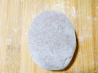 6、龙猫豆沙包,像包包子那样把馅包在里面，再把包子搓成椭圆形，龙猫的身体就完成了。