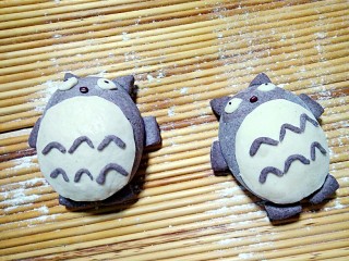 9、龙猫豆沙包,做好的龙猫放在一边醒发10-15分钟，然后上锅隔水蒸20分钟，关火后2-3分钟再揭开锅盖。