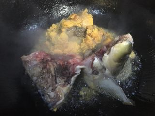 2、酒糟煮鱼 湘菜 鱼的百种做法,锅内加油，烧红后。把鱼头跟鱼籽。入锅，过油。期间加入盐。让鱼进行第一次入味。
