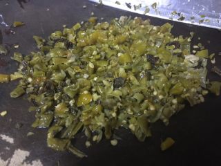3、酒糟煮鱼 湘菜 鱼的百种做法,酸辣椒切成碎丁。待用。