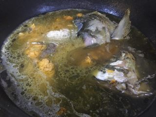 4、酒糟煮鱼 湘菜 鱼的百种做法,锅内的鱼煎成大概七成熟时。加入凉水。进行煮鱼。