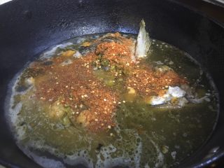 5、酒糟煮鱼 湘菜 鱼的百种做法,加水后。继续加入干辣椒粉，刚才切好的酸辣椒丁。