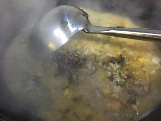 10、酒糟煮鱼 湘菜 鱼的百种做法,因为酒糟是属于半成品，不需要提前入锅，在出锅前两三分钟可以放入锅。