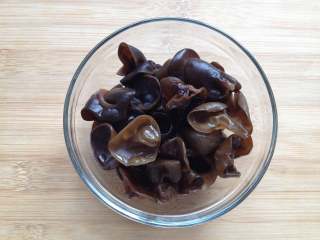 2、虫草花拌木耳,黑木耳泡发后洗净