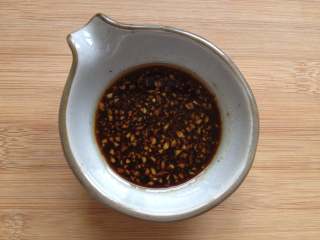 5、虫草花拌木耳,再调入味极鲜酱油、陈醋、糖、芝麻油搅拌均匀