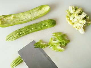 1、家常原味凉拌菜,苦瓜改刀斜切成片