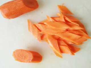 3、家常原味凉拌菜,胡萝卜去皮切片