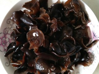 4、家常原味凉拌菜,泡发、洗净木耳