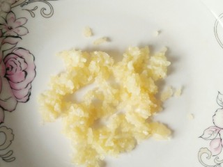 7、家常原味凉拌菜,准备蒜沫