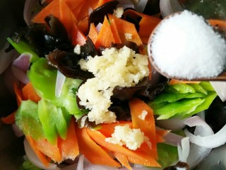 8、家常原味凉拌菜,把各种菜和蒜沫放在一起，加入适量的盐，滴入少许香油，拌匀即可。