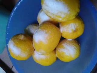 1、冰糖炖柠檬膏,用盐搓洗柠檬，洗掉外层的醋，再用清水浸泡半小时