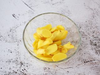 2、红糖姜汁丸子,老姜去皮切片
