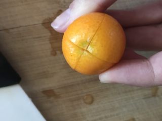 1、金桔蜜饯,金桔洗净，把蒂去掉，然后用刀刮出个十字花