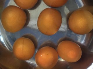 2、金桔蜜饯,放一碗淡盐水，浸泡十分钟