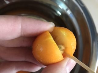 3、金桔蜜饯,以后把金桔的籽用牙签挑掉，不想挑也没关系，直接这样入锅就行