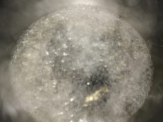 4、金桔蜜饯,煮一锅沸水，按着金桔的量自行把握水的用量，