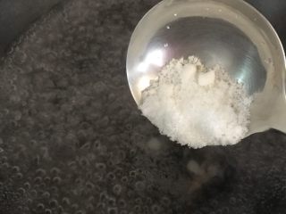 5、金桔蜜饯,接着放白砂糖（冰糖或者蜂蜜都行），然后搅匀，让其融于水中
