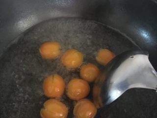 7、金桔蜜饯,大约二到三分钟水就沸了，然后转小火，别太小，中小火的样子，继续盖上锅盖慢慢熬，中途可以用勺子将金桔翻面一两次，让其煮沸均匀
