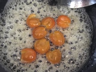 8、金桔蜜饯,最后收汁熬好了，我这个小火熬制了大约十五分钟的样子，千万别熬干了