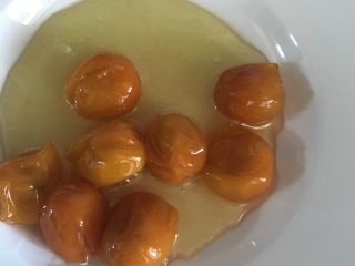 9、金桔蜜饯,最后放凉装到密封罐子里存着吃或者直接吃都可以，我喜欢直接吃热热的，感觉比放凉的好吃，哈哈。
