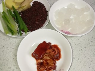 2、菜谱#五花肉扣西兰花#(创建于22/11~2017),輔料:葱、姜、红曲米、冰糖、豆腐乳。