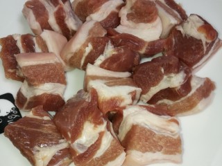 3、菜谱#五花肉扣西兰花#(创建于22/11~2017),五花肉切成小方块。