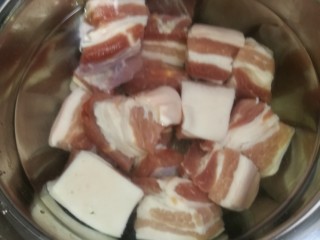 4、菜谱#五花肉扣西兰花#(创建于22/11~2017),在水中浸泡并去血水。