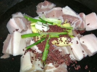 5、菜谱#五花肉扣西兰花#(创建于22/11~2017),起锅注水，放入五花肉、葱姜、红曲米、料酒进行焯水。