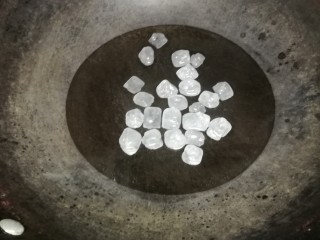 8、菜谱#五花肉扣西兰花#(创建于22/11~2017),起锅注少许水，加入冰糖。