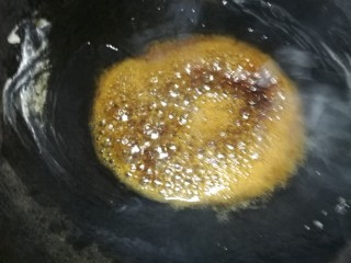 9、菜谱#五花肉扣西兰花#(创建于22/11~2017),用小火炒糖色。