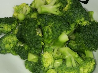 11、菜谱#五花肉扣西兰花#(创建于22/11~2017),西兰花浸泡盐水中20分钟，并洗净，撕成小朵。