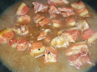 10、菜谱#五花肉扣西兰花#(创建于22/11~2017),然后加入五花肉煸炒上色，加入热水，调味:鲜酱油、生抽、老抽、豆腐乳、料酒等，烧制40分钟。