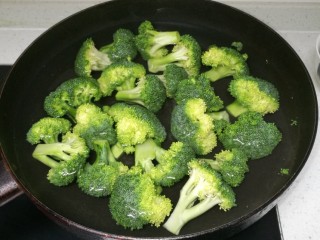 13、菜谱#五花肉扣西兰花#(创建于22/11~2017),西兰花焯水。