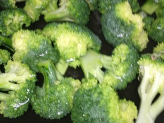 14、菜谱#五花肉扣西兰花#(创建于22/11~2017),经焯水的西兰花捞起放凉。